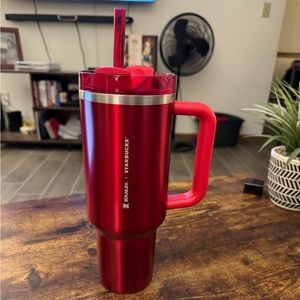 Stanley + Starbucks Red Holiday Quencher Tumbler 40oz